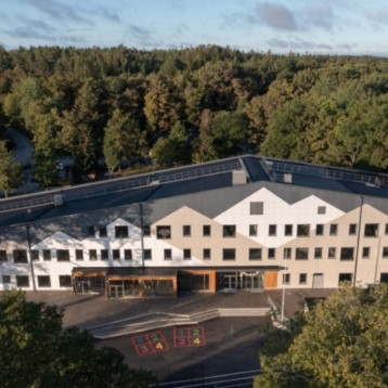 Ny skola med träliknande fasadskivor – Miljöbyggnad silver
