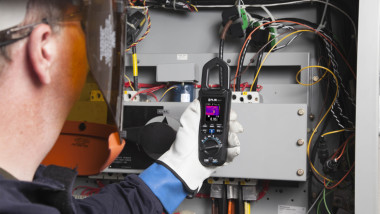 FLIR announces availability of world’s first thermal imaging clamp meter