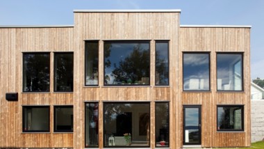 Funktionalistiskt inspirerade hus med hållbar beklädnad