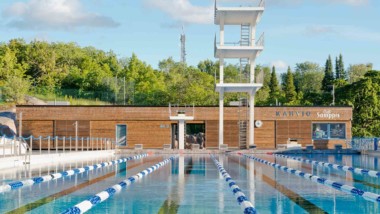 Outdoor Olympic-sized swimming pool restored to former glory with Kebony cladding
