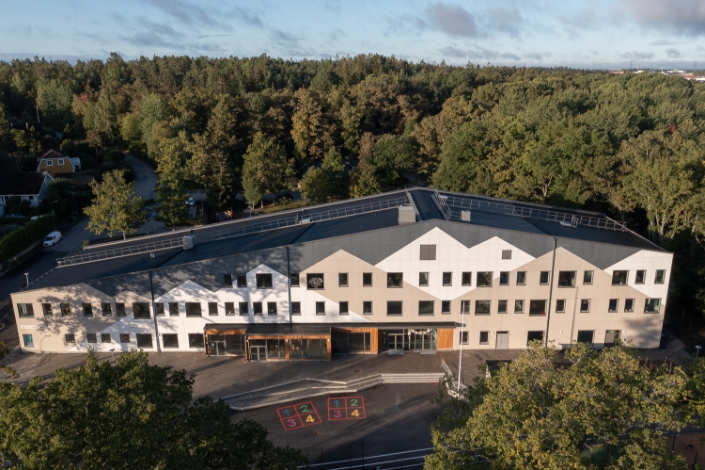 Ny skola med träliknande fasadskivor – Miljöbyggnad silver