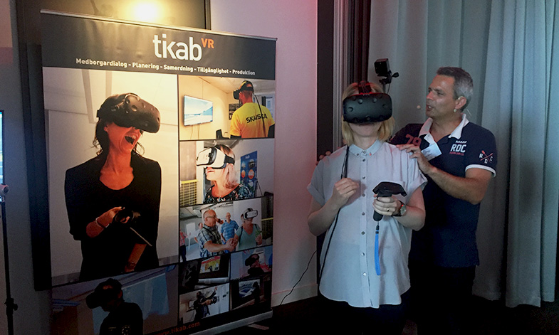 Johan Stribeck från Tikab visar planerna på nya Slussen med hjälp av en VR-mask.