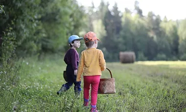 Barn i skog