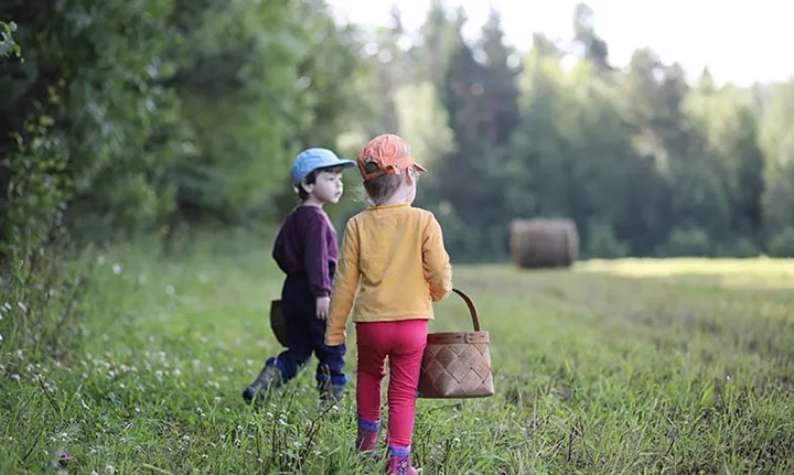 Barn i skog