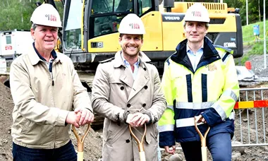 Första-spadtag-för-Balders-radhus-i-Bergsjön