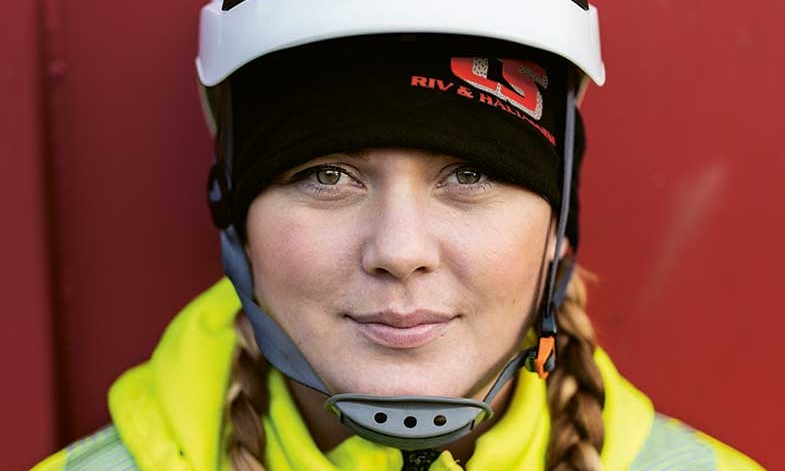 Amanda är noga med att ha hjälm och varselkläder på sig på bilder. ”Det är viktigt att visa att byggbranschens kvinnor finns”.