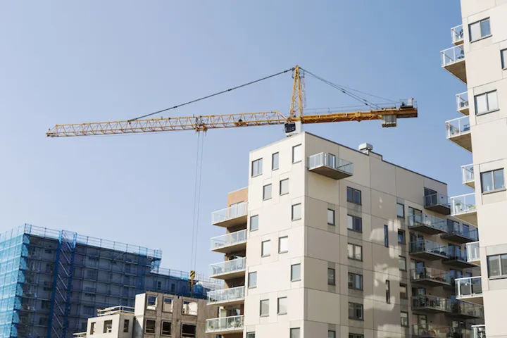 nybyggda hus och byggkranar