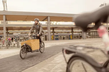 Uppsala. Jonatan Brattberg cyklar vid resecentrum.Photo: Tor Johnsson