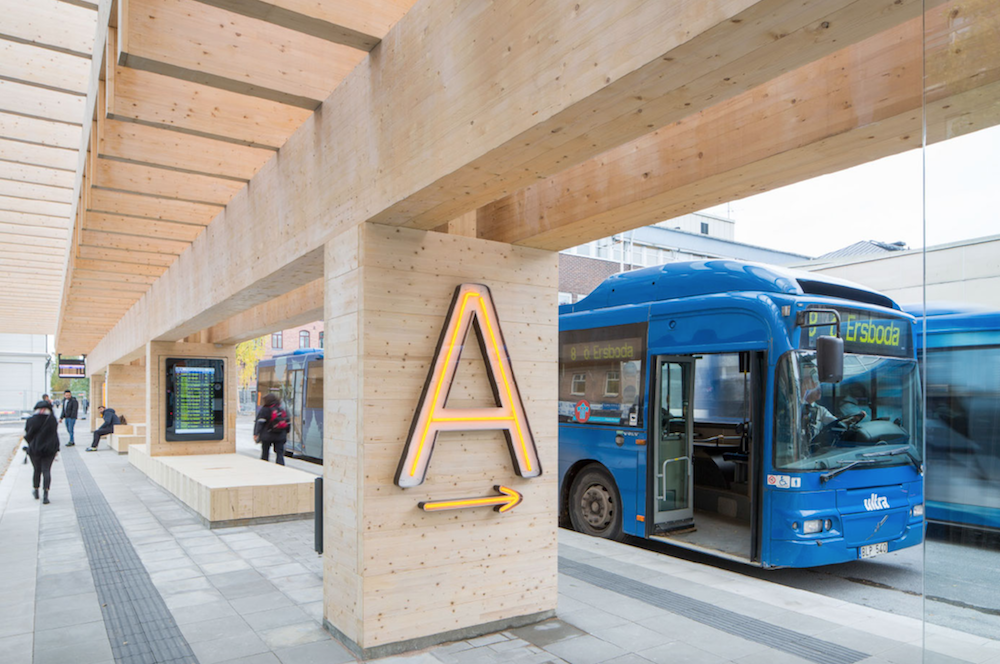Busstation i trä