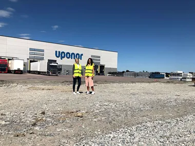 sandra och linnea i förgrund på uponor lager