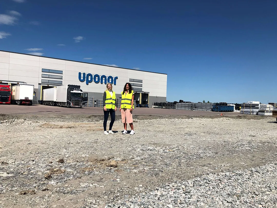 sandra och linnea i förgrund på uponor lager