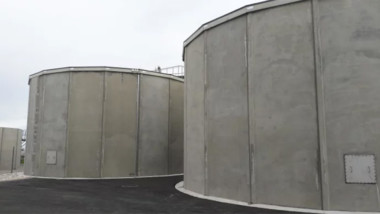 Här byggs betongreservoarer till avsaltningsverk