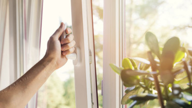Öppna sovrumsfönster försämrar luften i bostaden