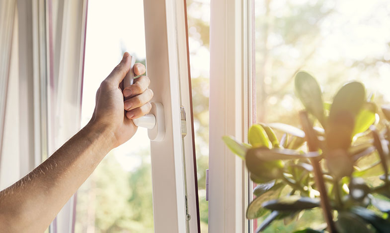 Öppna sovrumsfönster försämrar luften i bostaden