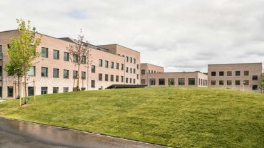 Nybyggd skola först med att lagra solenergi med miljövänliga batterier