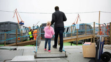 Återvinningspråm flyttar transporter till urbana vattenvägar