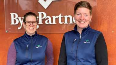 Kvinnligt arbetslag bygger koldioxidneutralt småhus