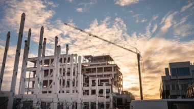 Life science-nav byggs med världens första elektriska pålkran