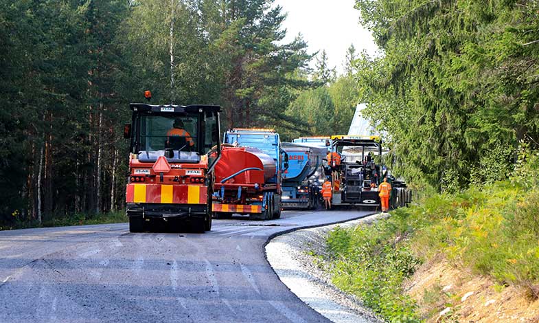 Peab lägger asfalt med energisnål metod i Jämtland