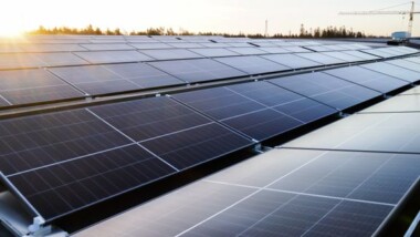 Nu kan fastighetsägare hyra ut sitt tak för en solpark – ger flertal ekonomiska och miljömässiga fördelar