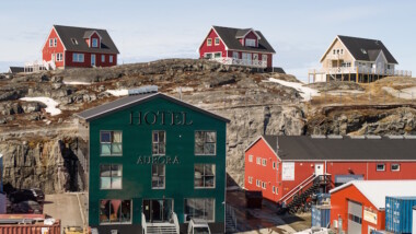 Färgglad hotellfasad på Grönland lyser som norrskenet