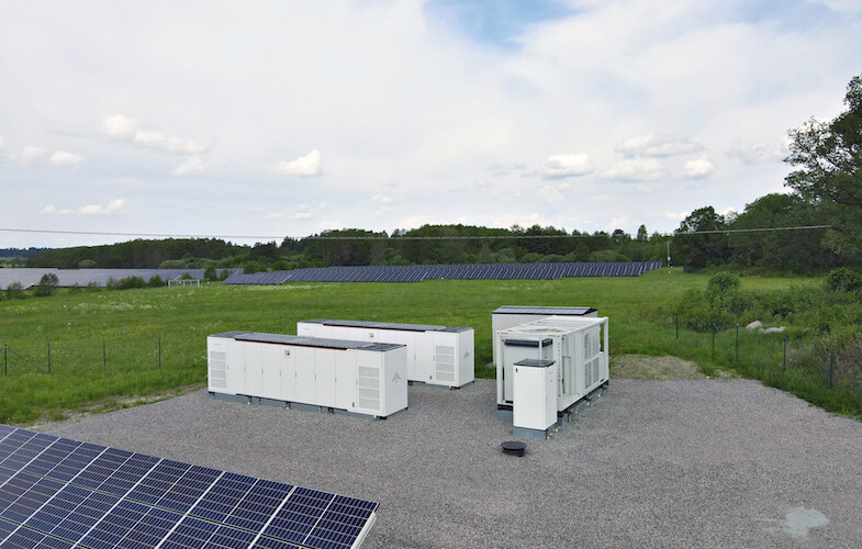 I HSB Solpark i Strängnäs skapar 4 MW batteri nytta för både elnätet och dess andelsägare