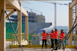 Nu monteras taket på Grand Central i Göteborg