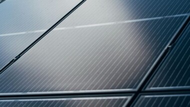 Nu öppnar första SL-stationen med solceller på taket