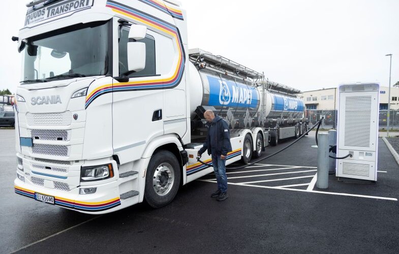Satsar på eldrivna transporter – minskar klimatavtrycket från byggmaterialleveranser