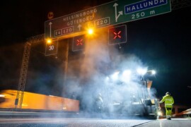 Lägger asfalt på E4 söder om Stockholm – med bindemedel från skogen