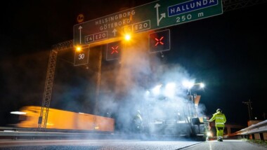 Lägger asfalt på E4 söder om Stockholm – med bindemedel från skogen